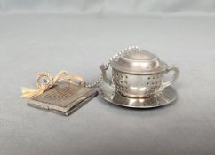 Tee-Ei auf Teller und Reisebilderrahmen, versilbert, Höhe Tee-Ei 3,7cm, Durchmesser Teller 6cm, Rei