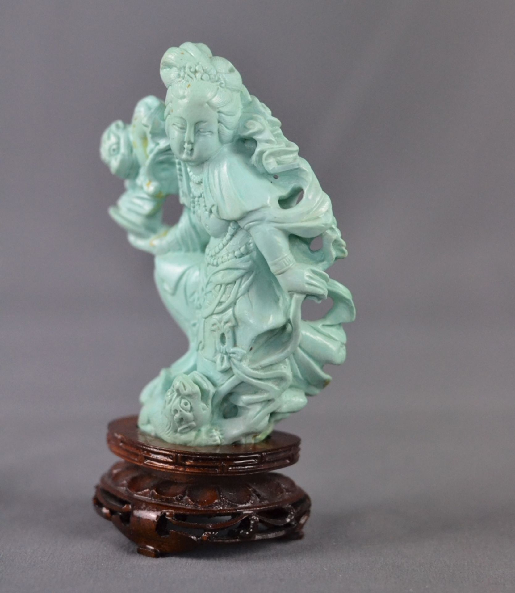 Statue of a woman, with two Fu dogs, turquoise, marked on bottom, China, on wooden base, height 9,5 - Image 2 of 7