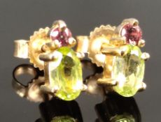 Ohrstecker mit Peridot und kleinen pinken Schmucksteinen, eingefasst in 585/14K Gelbgold (getestet)