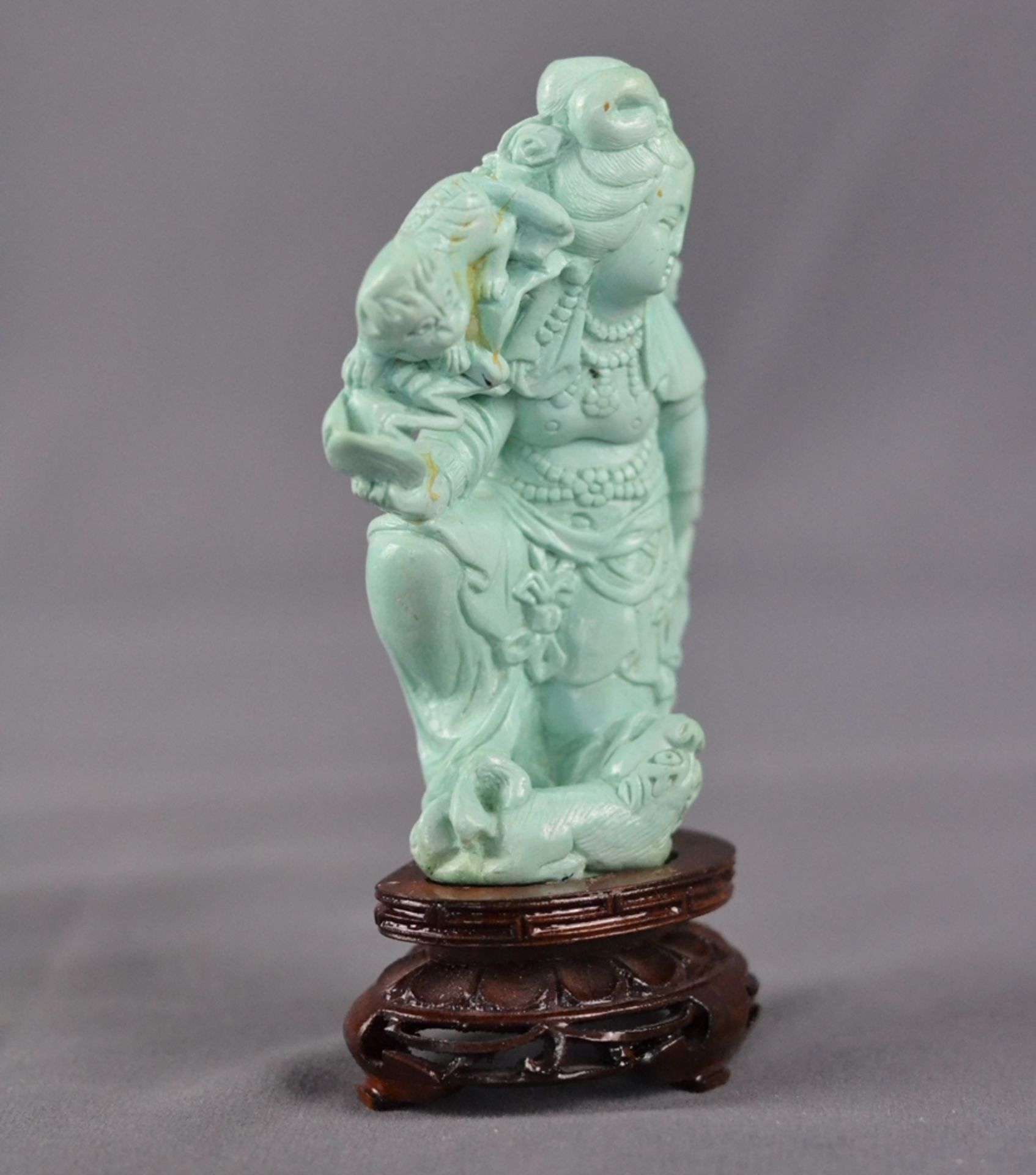 Statue of a woman, with two Fu dogs, turquoise, marked on bottom, China, on wooden base, height 9,5 - Image 4 of 7