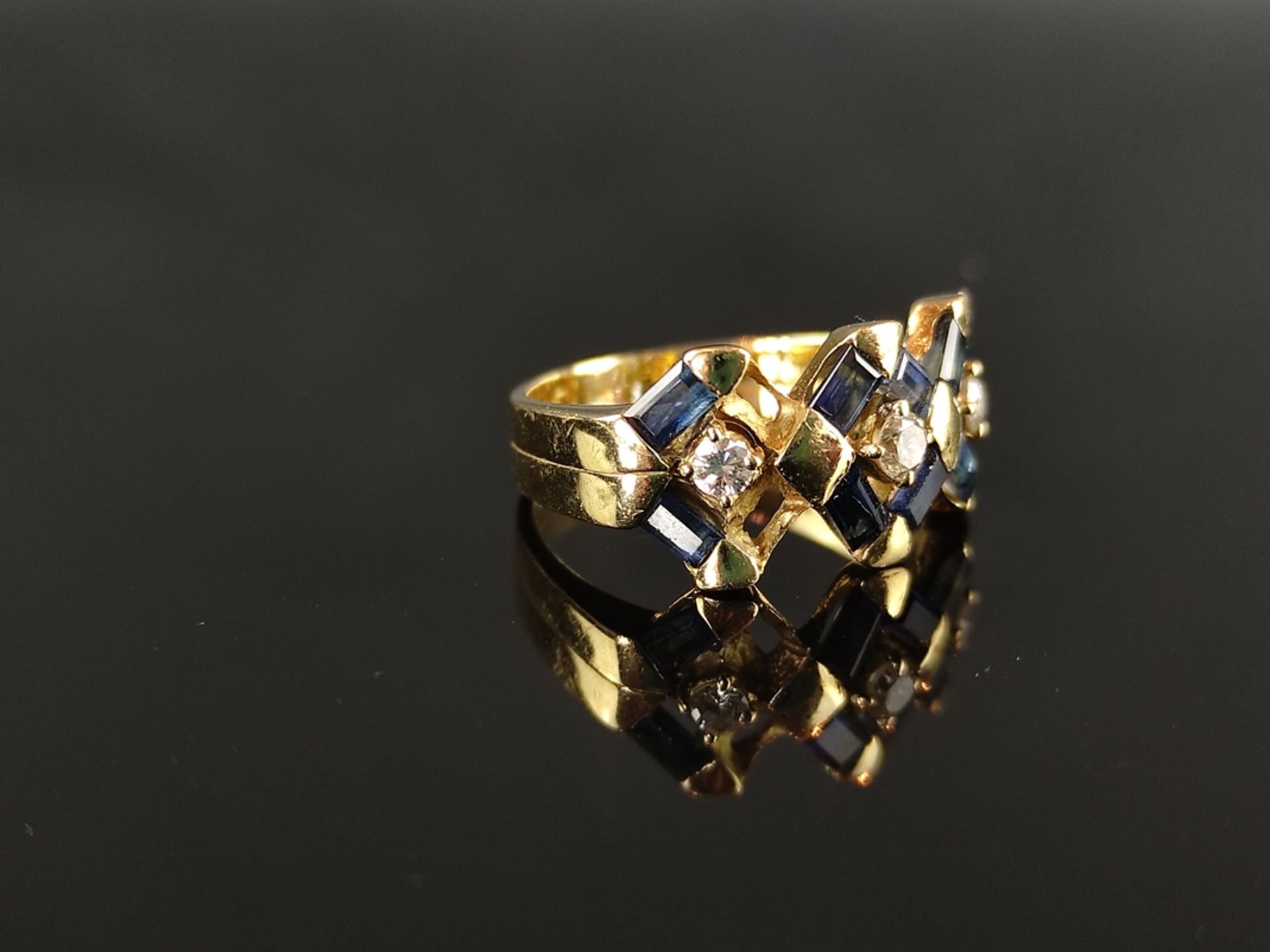 Ring, Saphir und 3 Brillanten, zusammen um 0,15ct, 750/18K Gelbgold, 5,9g, Größe 54, 3 Saphire fehl - Bild 3 aus 6