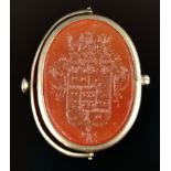 Petschaft/Berlocke, geschnittene ovale Karneol-Platte mit Wappen, vergoldet, 19. Jahrhundert, 3,7x2