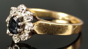 Ring mittig Saphir umgeben von kleinem Brillanten, 585/14K Weiß- und Gelbgold, 2,7g, Größe 59