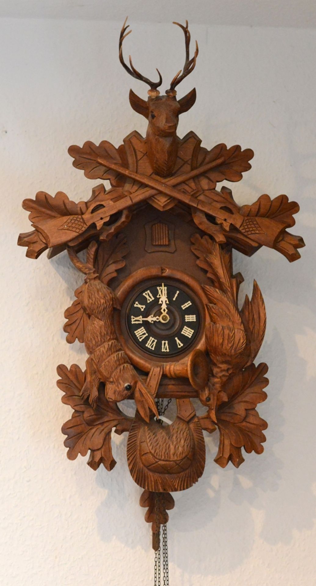 Große Kuckucks-Uhr, mit Jagd-Elementen, bekrönt von Hirschkopf, Holz beschnitzt, Süddeutschland, 20