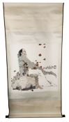 Tuschemalerei als Rolle, auf Papier, eingefasst von Seide, sitzender Mann mit fallenden Blättern, r
