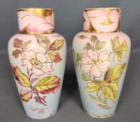 Paar Vasen, farbiges Blumendekor auf hellgrauem und rosa Grund, partiell vergoldet, Anfang 20. Jahr