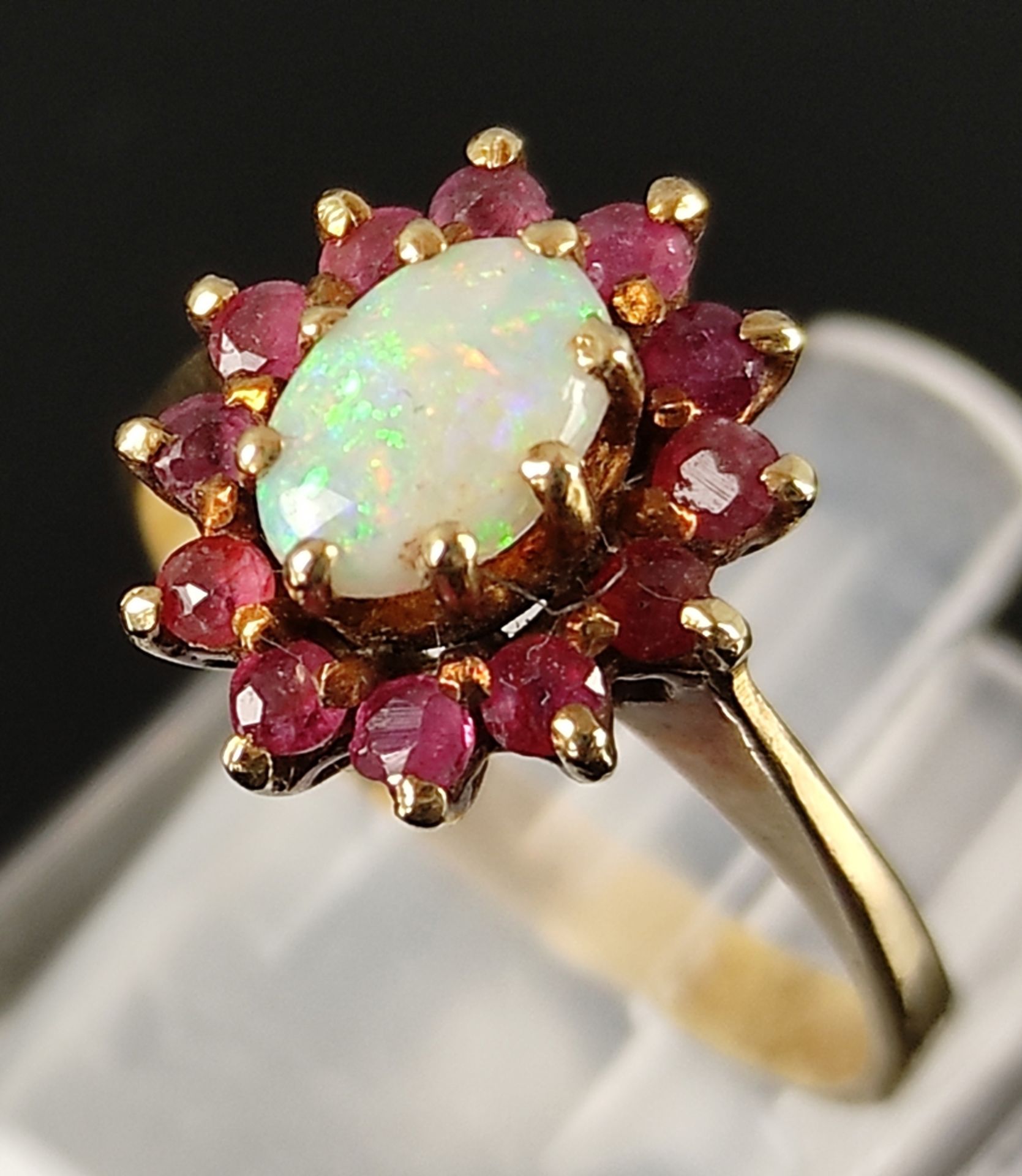 Ring, mittig Opal umgeben von kleinen Rubinen in Krappen gefasst, Gelbgold 585/14K, 3,9g, Größe 56 - Bild 4 aus 5