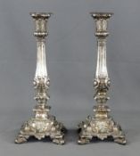 Zwei antike Leuchter, je auf vier gerollten Füßen, reich verziert mit Blattrelief, 12-Lot, gepunzt 