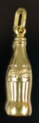 Anhänger als Coca-Cola Flasche, 750/18K Gelbgold, Italien, wohl Vicenza, 1,6g, Länge 2cm