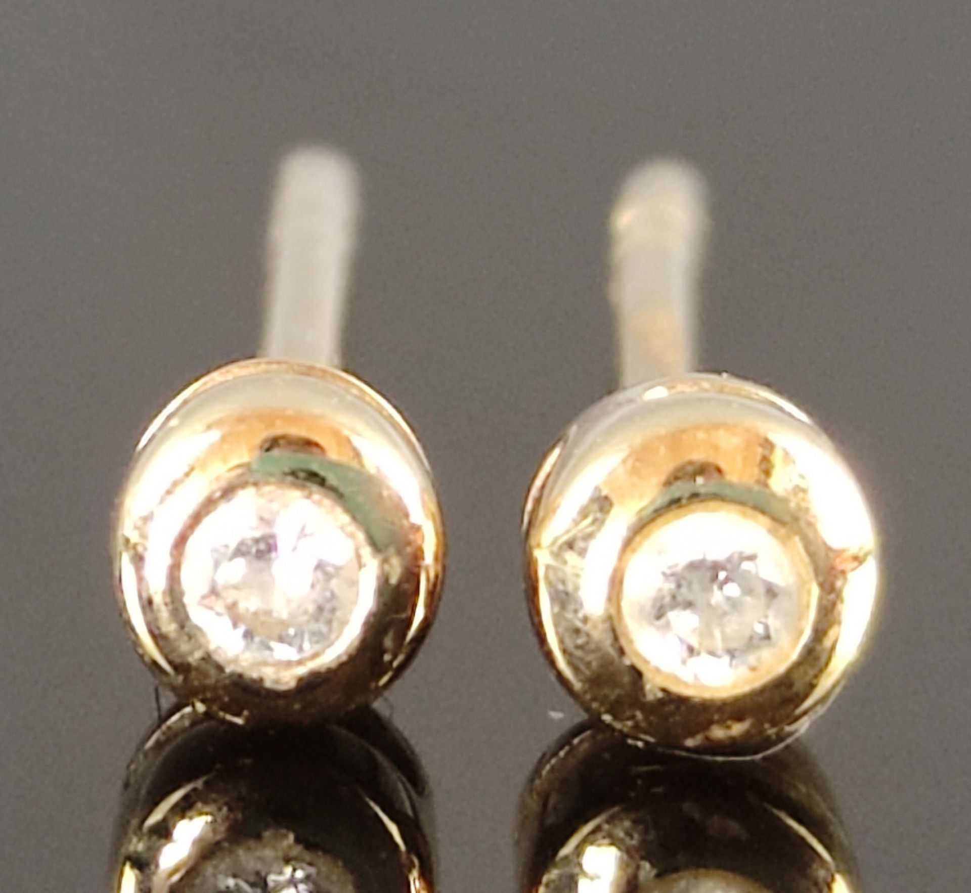 Small stud earrings with small diamonds, 750/18K yellow gold (tested), 0.6g, ear nuts missing