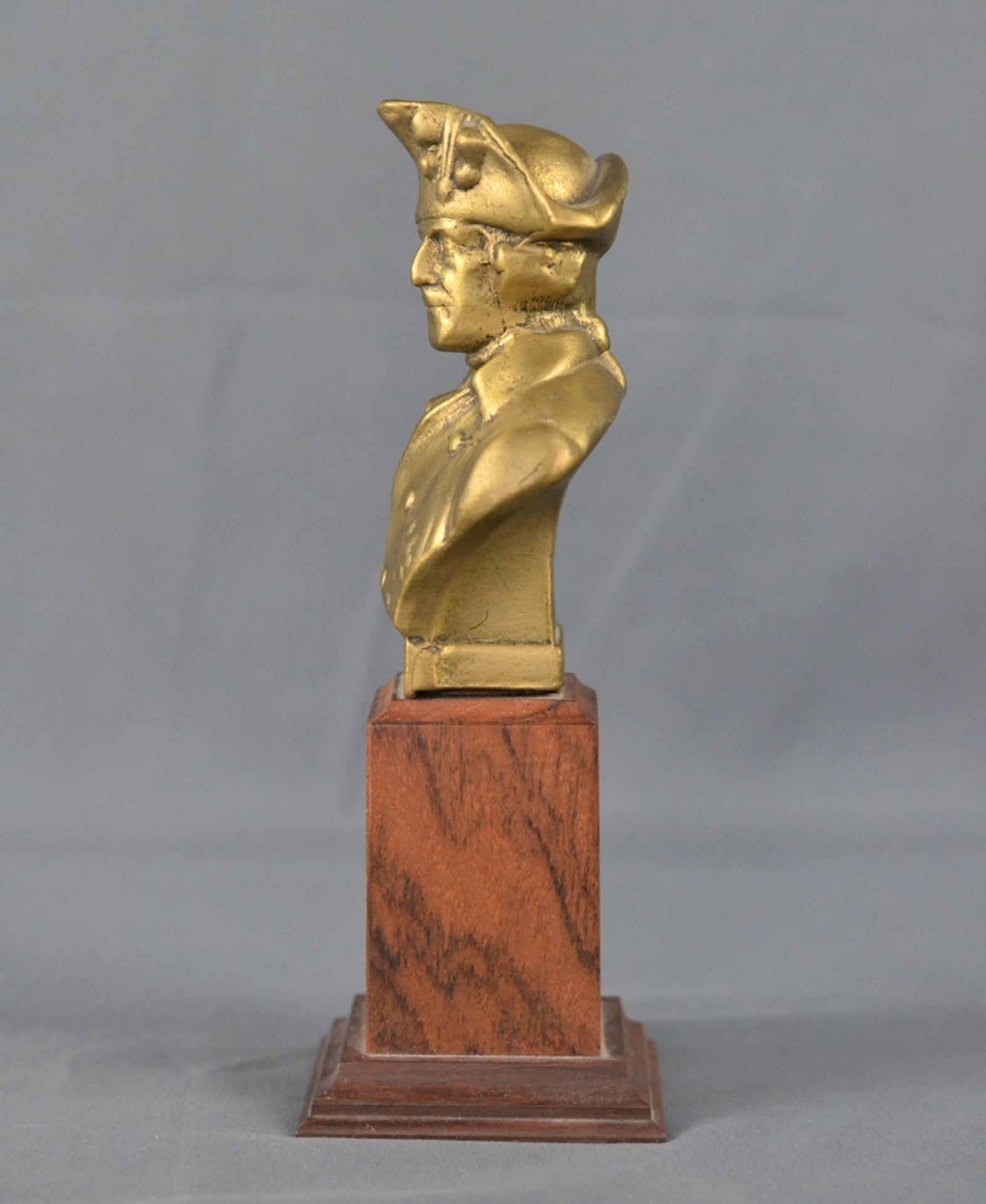 Bust "Frederick II", metal casting gilded, on high wooden base, height 22,5cm - Image 4 of 5