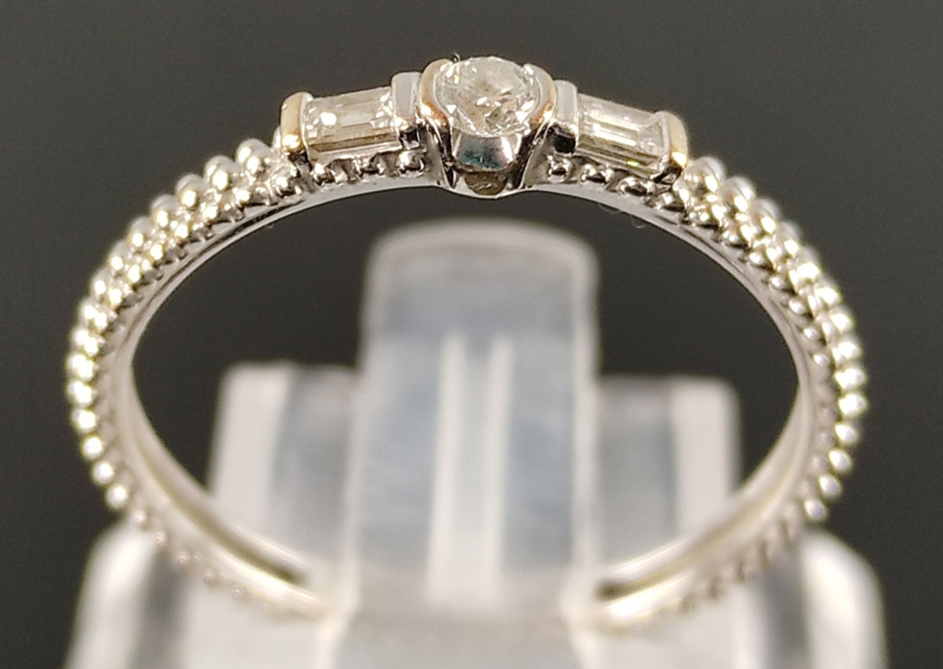 Delicate ring, Mauboussin, Paris, in the center brilliant cut diamond to the left and right baguett - Image 3 of 5