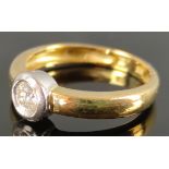 Moderner Brillant-Ring, rund in Weißgold eingefasst, ca. 0,23ct, an Gelbgoldband, Goldschmiedesigne