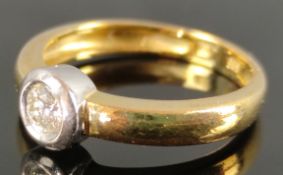Moderner Brillant-Ring, rund in Weißgold eingefasst, ca. 0,23ct, an Gelbgoldband, Goldschmiedesigne