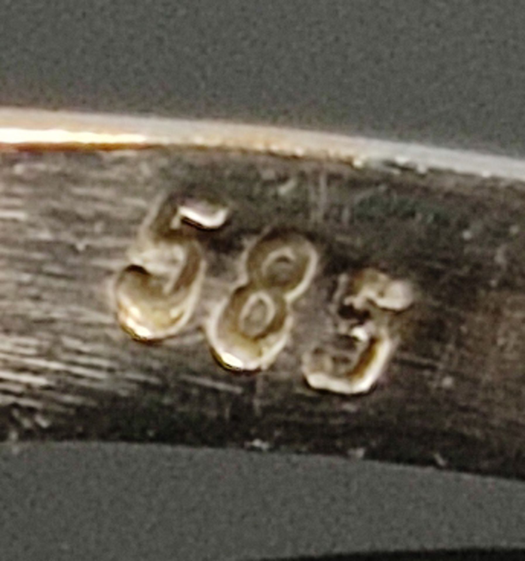 Ring, mittig grüner Schmuckstein, links und rechts daneben je ein Brillant, zusammen ca. 0,12ct, 58 - Bild 5 aus 5
