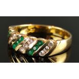 Ring mit Bändern aus kleinen Smaragden und Brillanten, 750/18K Gelbgold, 3,6g, Größe 54