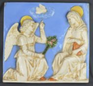 Verkündigung Mariens, Erzengel Gabriel kniend vor Maria, darüber der Heilige Geist, Keramik farbig 