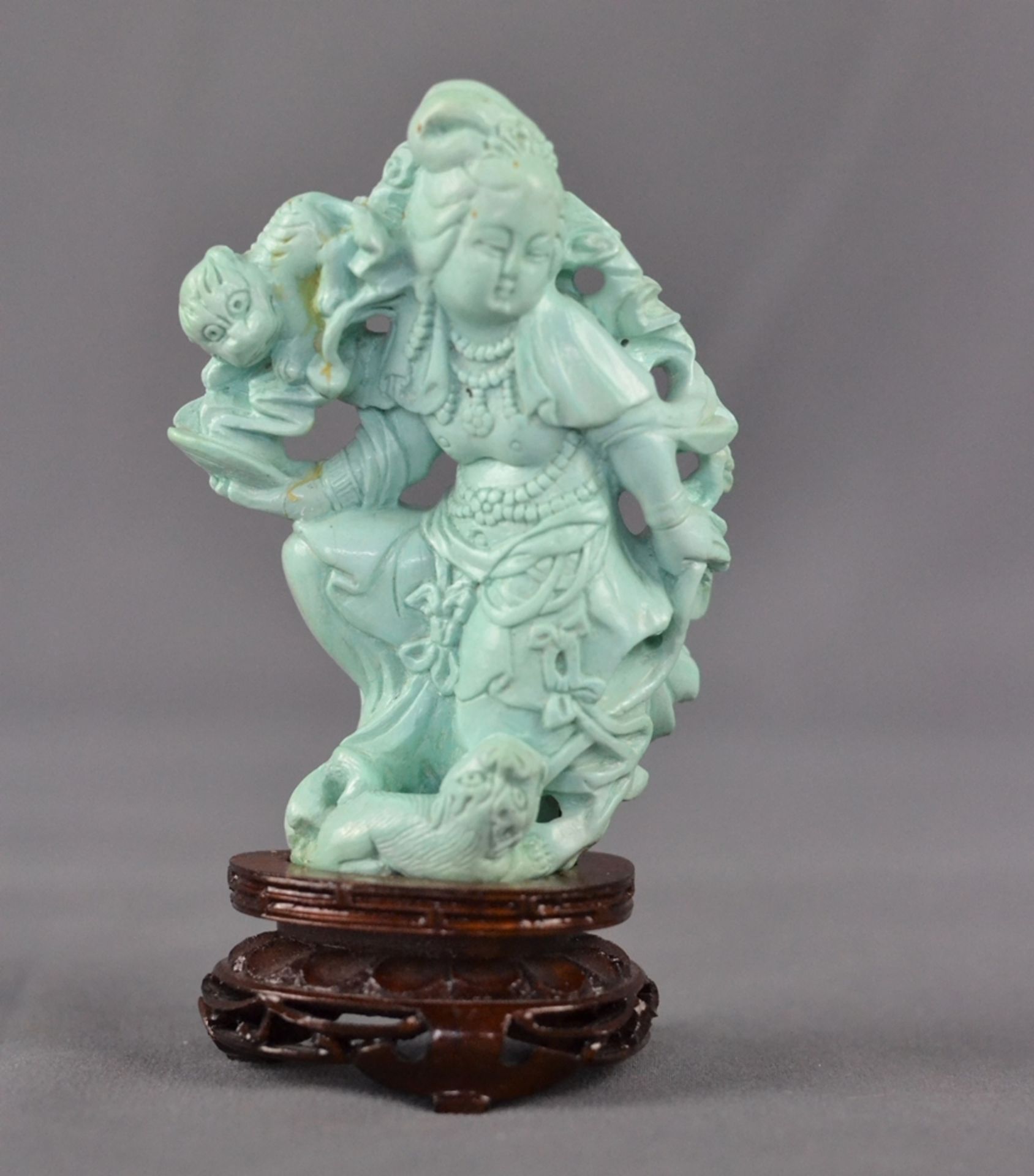 Statue of a woman, with two Fu dogs, turquoise, marked on bottom, China, on wooden base, height 9,5