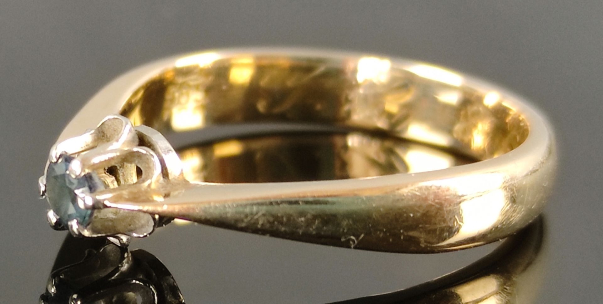 Antiker Ring, mit kleinem runden Saphir, ca. 0,12ct, Weiß-/Gelbgold, 3,9g, Größe 57