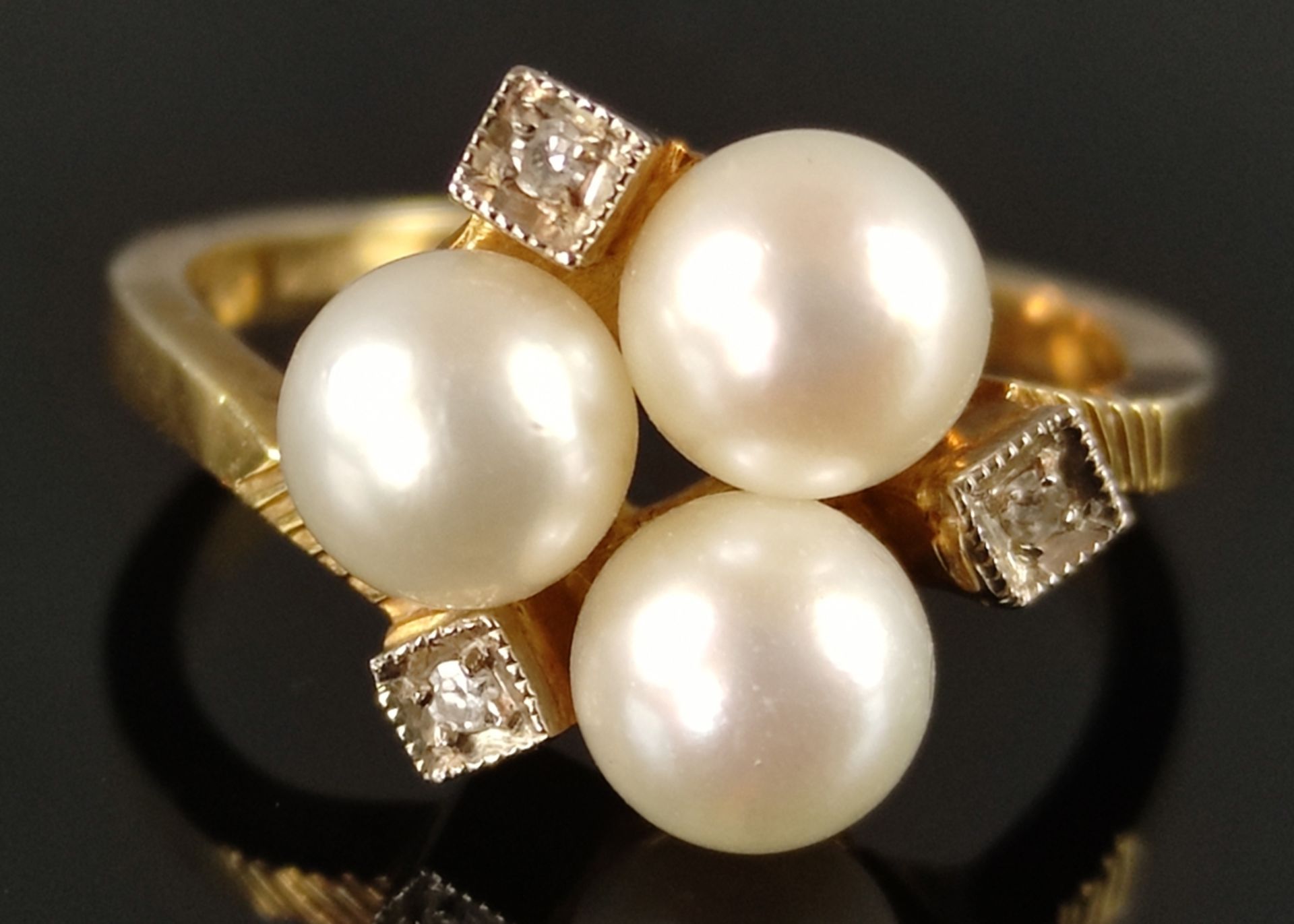 Ring mit drei Perlen und drei kleinen Brillanten, Gelbgold 585/14K, 3,7g, Größe 51,5 - Bild 2 aus 5