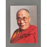 Dalai Lama, Photographie mit eigenhändiger Unterschrift, zeigt den 14ten Dalai Lama in einer Porträ