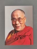 Dalai Lama, Photographie mit eigenhändiger Unterschrift, zeigt den 14ten Dalai Lama in einer Porträ