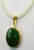 Jade Anhänger in Gelbgold-Fassung 375/9K, 6,6 g, mit ovalem natürlichem Jade-Cabochon in Goldzarge,