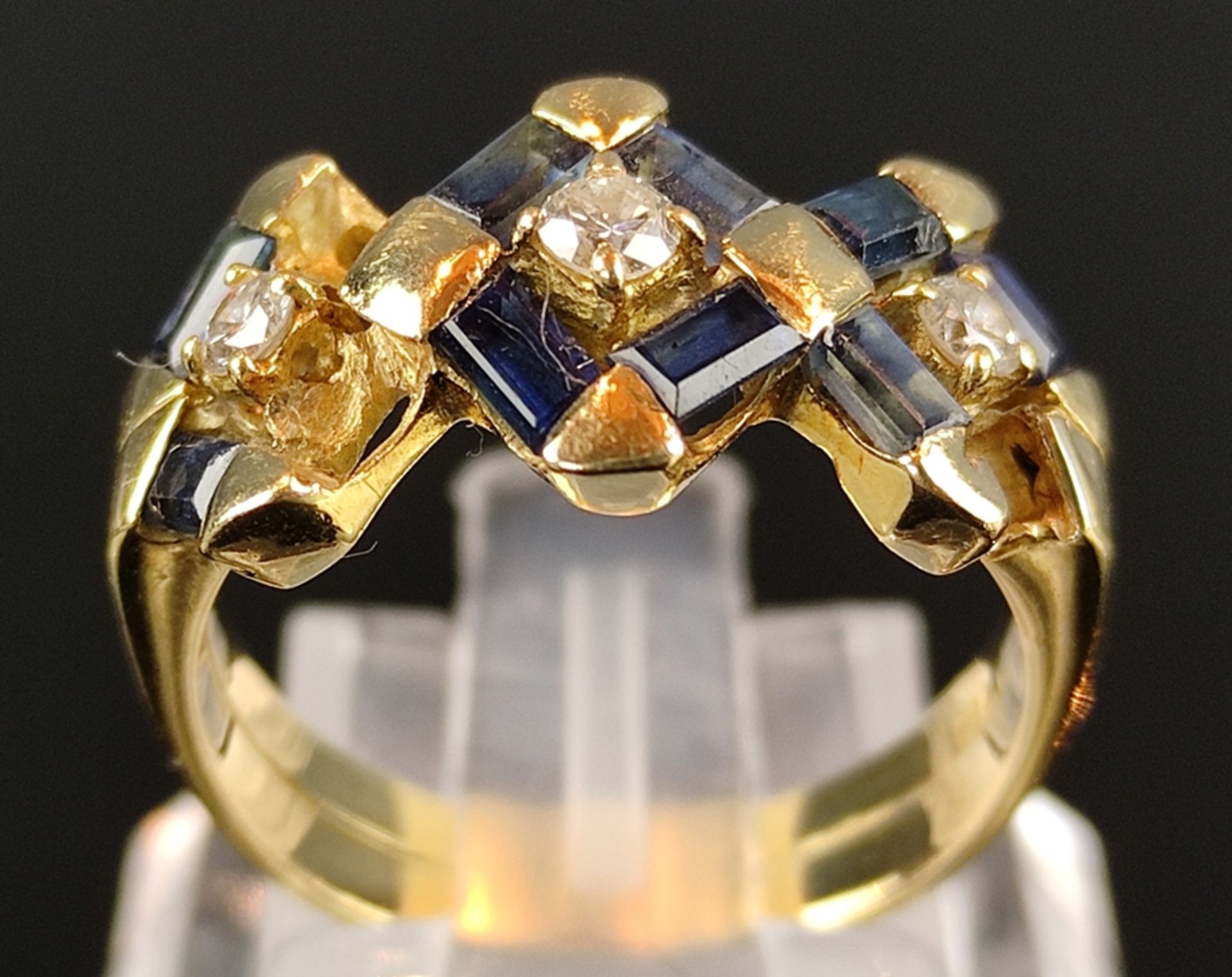Ring, Saphir und 3 Brillanten, zusammen um 0,15ct, 750/18K Gelbgold, 5,9g, Größe 54, 3 Saphire fehl - Bild 4 aus 6