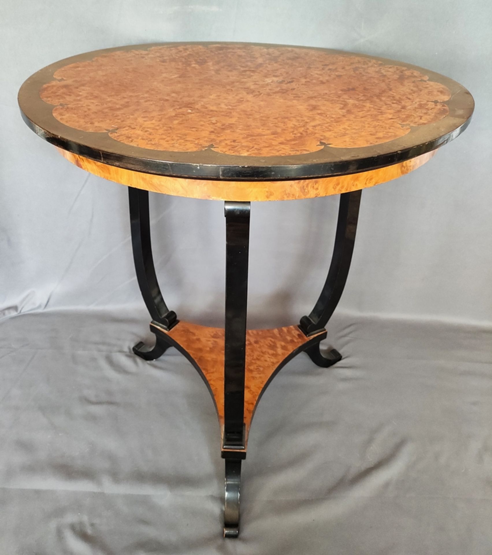Elegant side table, round top with dark rim and small vegetal motives, centered walnut veneer, thre