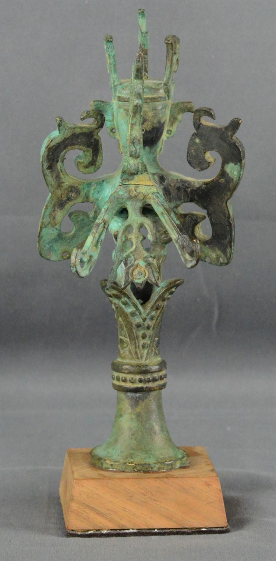 Bird representation, replica after a large bronze statue of the Sanxingdui site in the Sichuan prov - Image 4 of 4