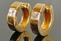 Exclusive pair of diamond creoles, 585/14K yellow gold, total weight 7.68g, each with a princess cu