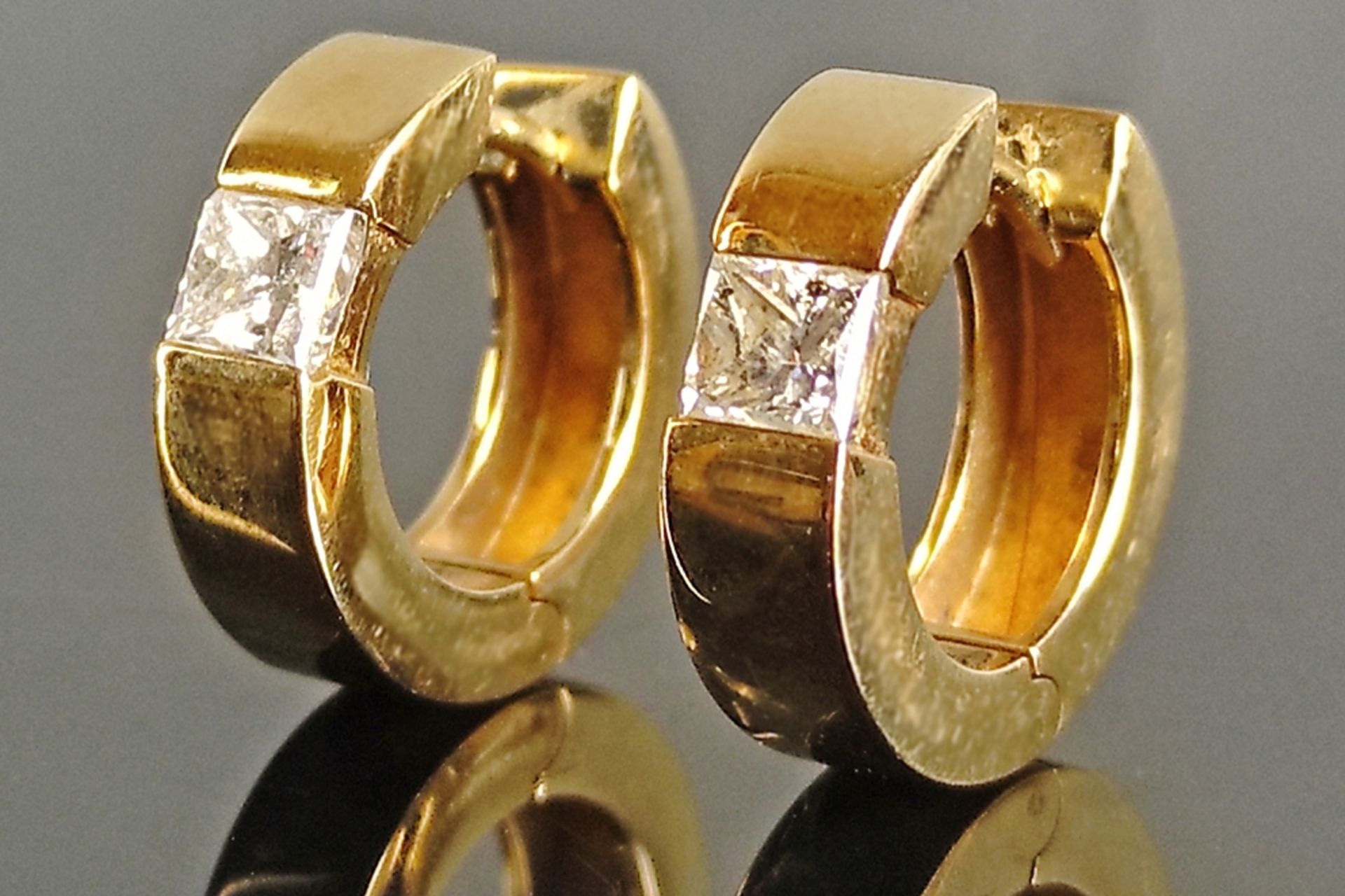 Exklusives Paar Diamant-Creolen, 585/14K Gelbgold, Gesamtgewicht 7,68g, mit je einem Diamanten im P