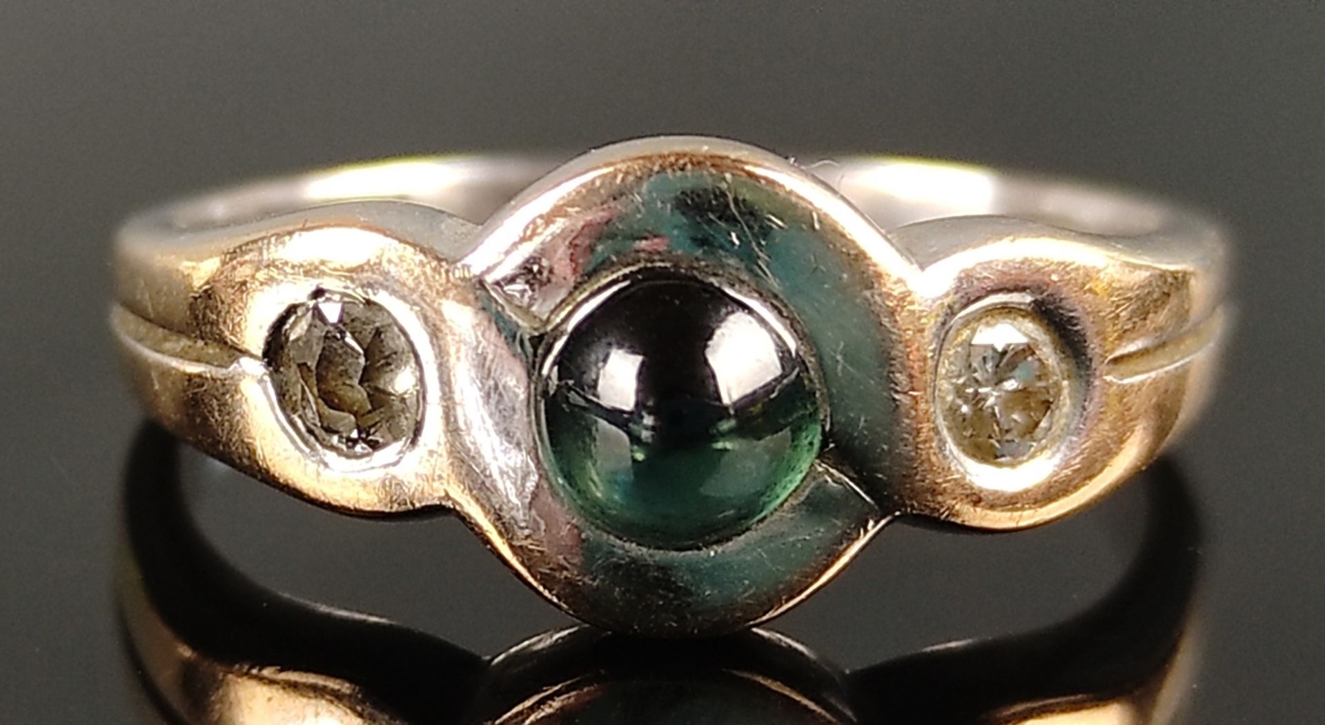 Ring, mittig grüner Schmuckstein, links und rechts daneben je ein Brillant, zusammen ca. 0,12ct, 58 - Bild 2 aus 5