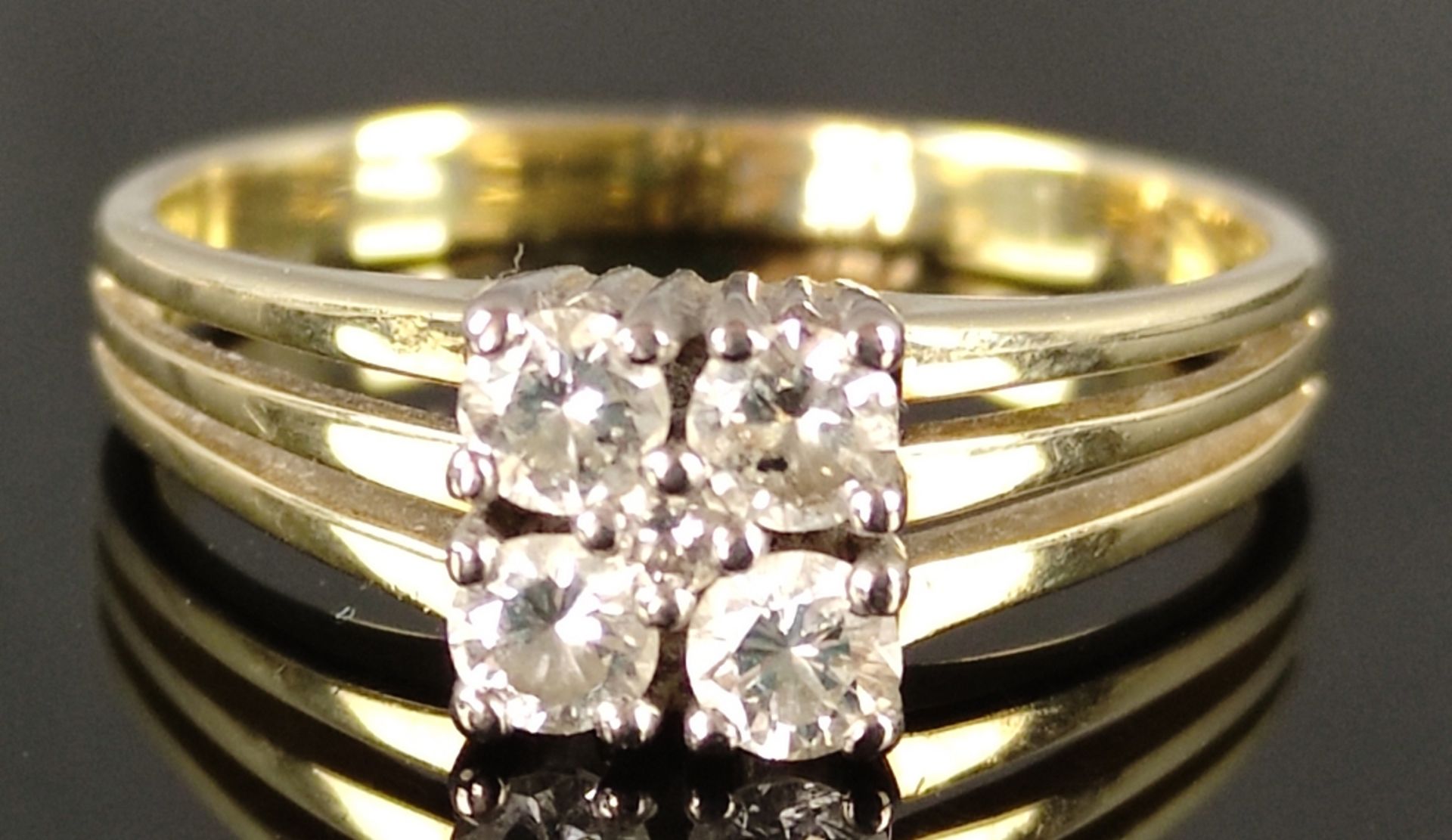 Ring mit 5 Brillanten, zusammen ca. 0,42ct, in Weißgold gefasst, an Gelbgold-Band, 585/14K, 3,5g, G - Bild 2 aus 4