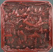 Tablett reich beschnitzt mit figürlichen Szenen, Museumskopie, archaische Qianlong-Marke, 32x32cm