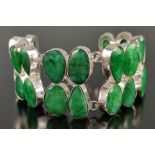 Smaragd-Armband, Silbersud, breites Armband besetzt mit 24 oval und tropfenförmig geschliffenen, na