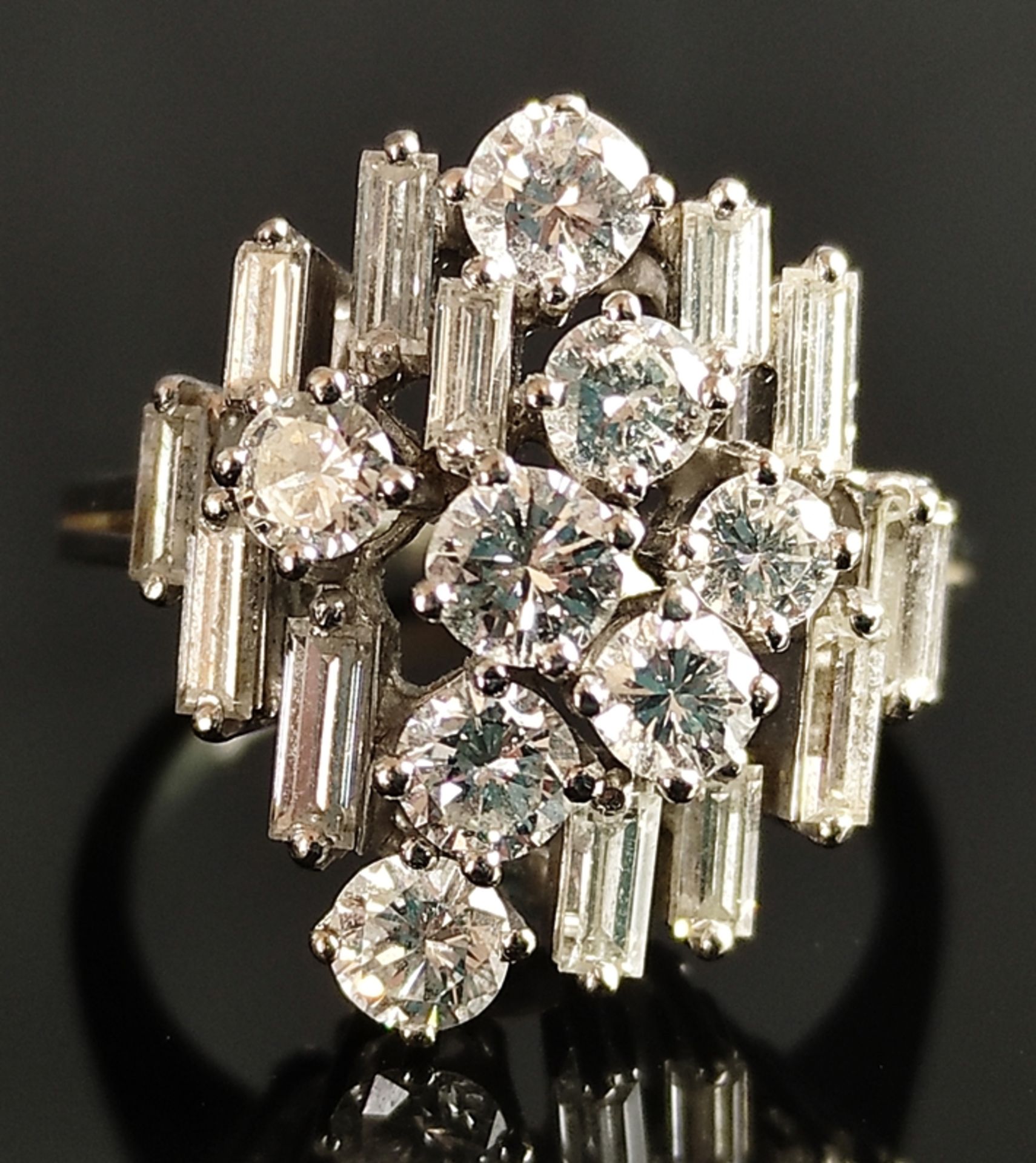 Exclusive diamond ring, with 20 brilliant-cut diamonds, 8 brilliant-cut fine, together 1,03ct, and 