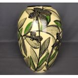 Vase, Karl Hug, hellgelber Grund mit aufgemaltem vegetabilem Dekor und Schmetterlingen, Bodenunters