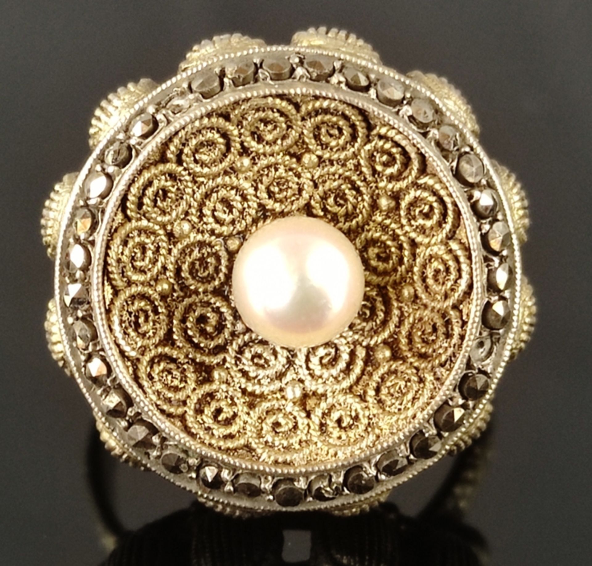 Ring, in byzantinischem Stil, mittig eine Perle, darum kleine Markasiten (zwei fehlen), Silber 925, - Bild 2 aus 5