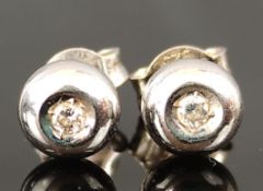 Ohrstecker mit kleinen Brillanten, 750/18K Weißgold, 2,1g, Durchmesser 6mm, eine Ohrmutter Silber (