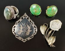 Schmuck-Lot, bestehend aus Ohrsteckern, mit grünem Glas, Silber 835, vergoldet, Durchmesser 21,1mm,