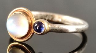 Ring mit rundem Mondstein, und kleinem dunkelblauem Stein, Goldschmiedemarke, Silber 925, teilweise