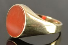 Ring mit ovalem flachen Carneol, Gelbgold 333/8K, 3,9g, Größe 64