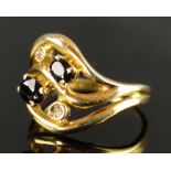 Kleiner Ring mit zwei ovalen Saphiren und zwei kleinen Diamanten, geschwungene Front, 750/18K Gelbg
