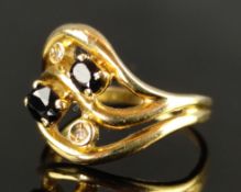 Kleiner Ring mit zwei ovalen Saphiren und zwei kleinen Diamanten, geschwungene Front, 750/18K Gelbg