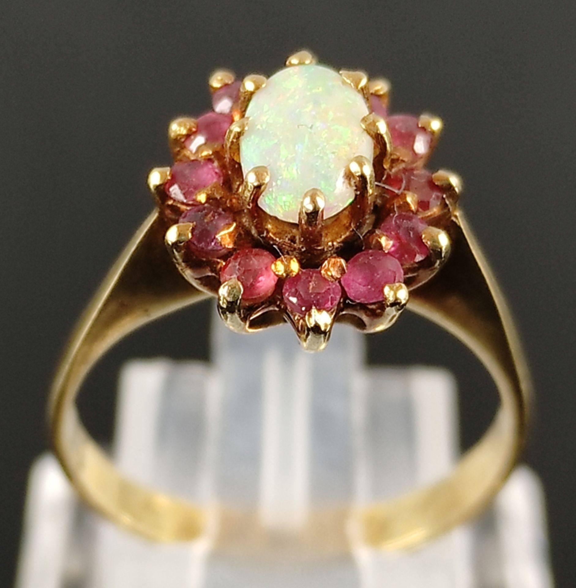 Ring, mittig Opal umgeben von kleinen Rubinen in Krappen gefasst, Gelbgold 585/14K, 3,9g, Größe 56 - Bild 3 aus 5