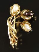 Brooch, with three flower branches, each ending with a small river pearl, yellow gold 333/8K, 2,45g