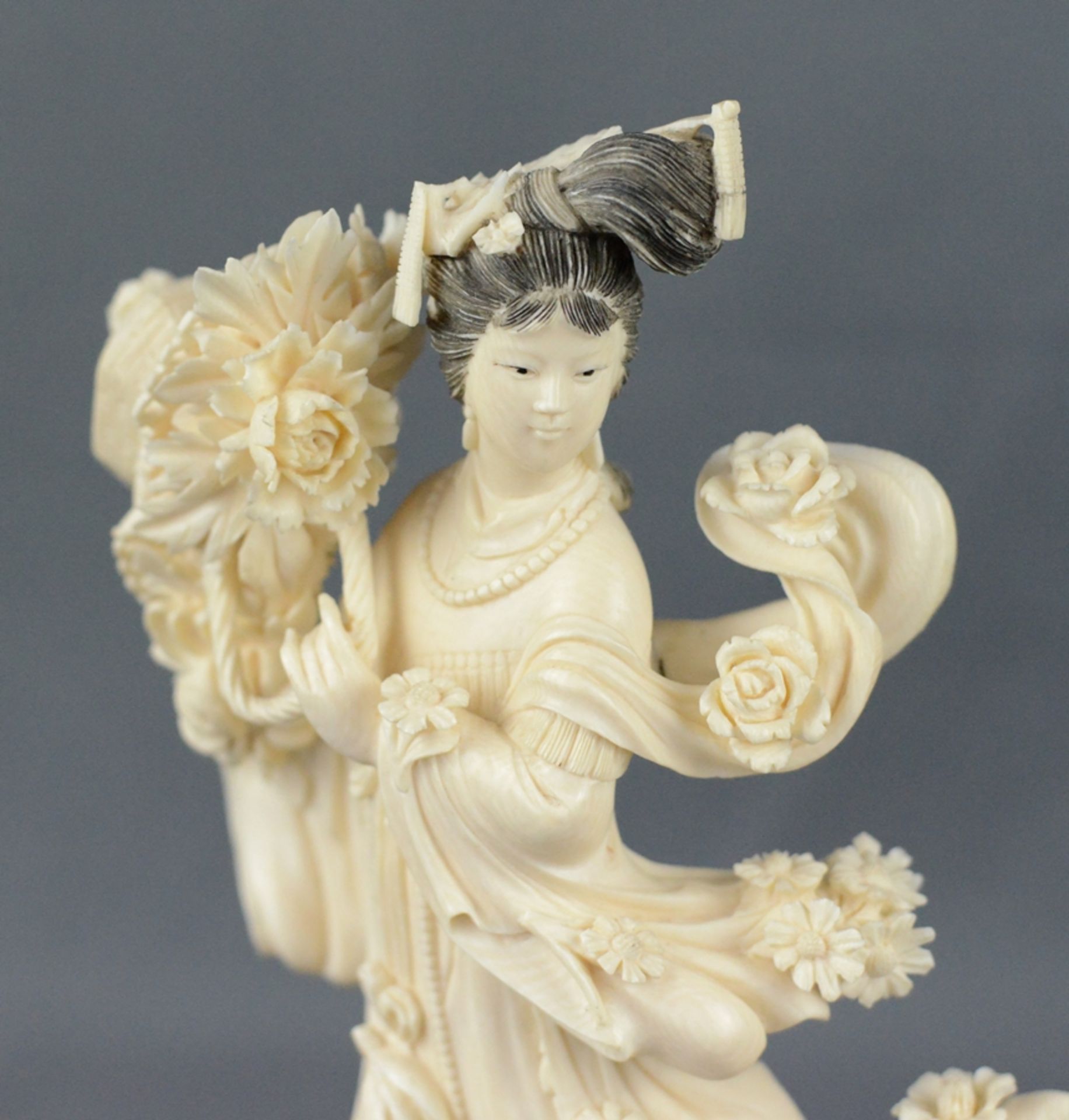 Guanyin figure, standing female figure, holding the a basket of peonies in her hands, richly decora - Image 3 of 5