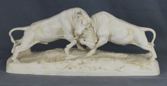 Große Skulptur aus zwei kämpfenden Stieren, auf rechteckiger Platte, Royal Dux Bohemia Modellnummer