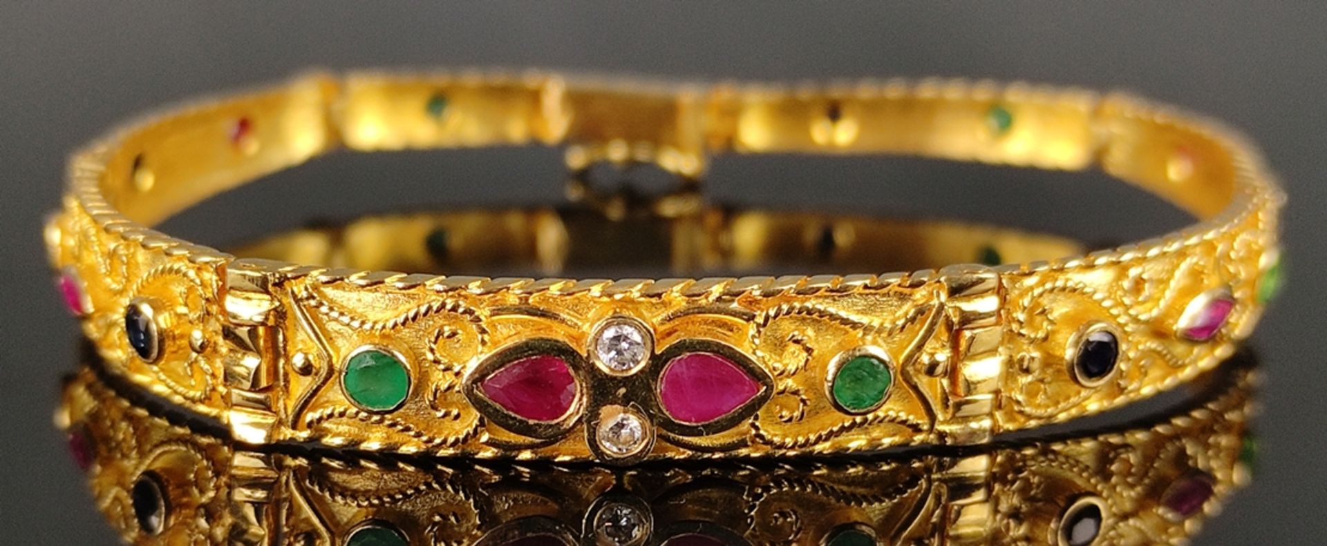 Exklusives Armband mit Saphiren, Rubinen, Smaragden und zwei Brillanten, bestehend aus 7 Gliedern,  - Bild 2 aus 3